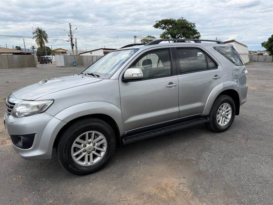 TOYOTA HILUX SW4 3.0 SRV 4X4 7 LUGARES 16V TURBO INTERCOOLER DIESEL 4P AUTOMÁTICO